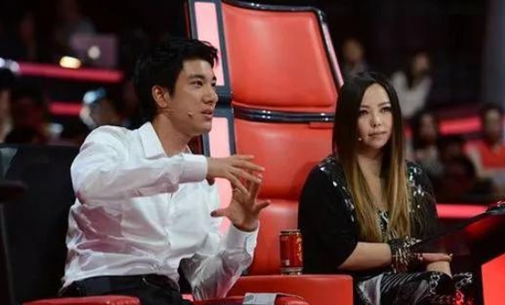 当年，王力宏为了迎娶李靓蕾，在美国买了一套3000万美元的别墅，婚后李靓蕾改名为