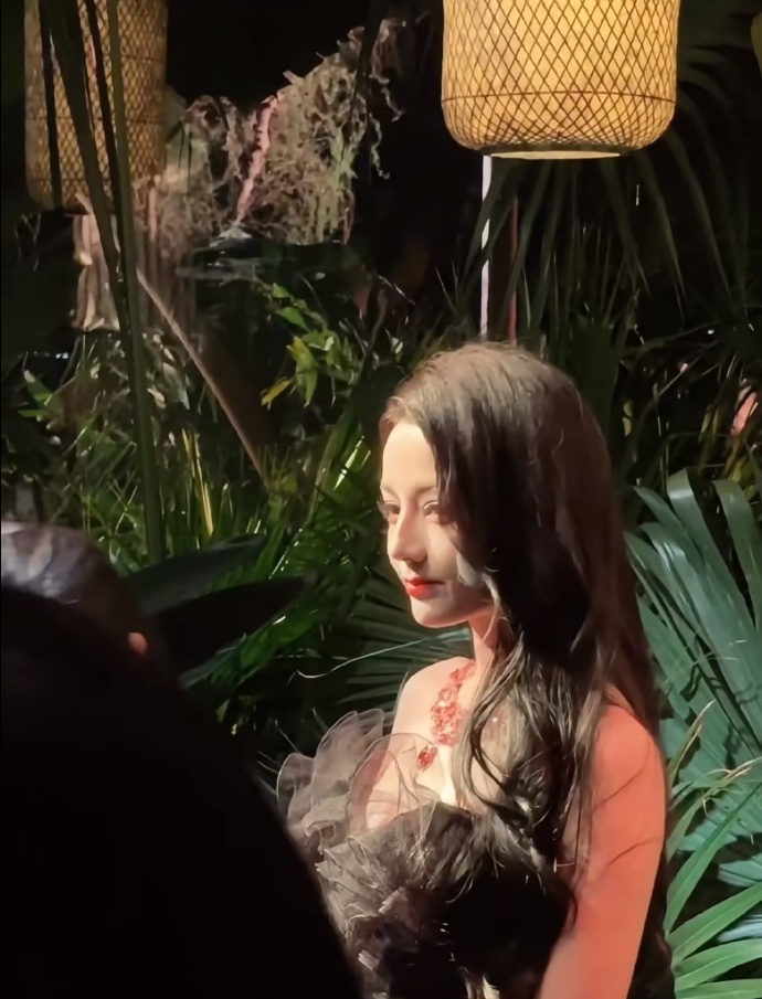 真正的美人不惧任何灯光 

“顶光就是她的修容”