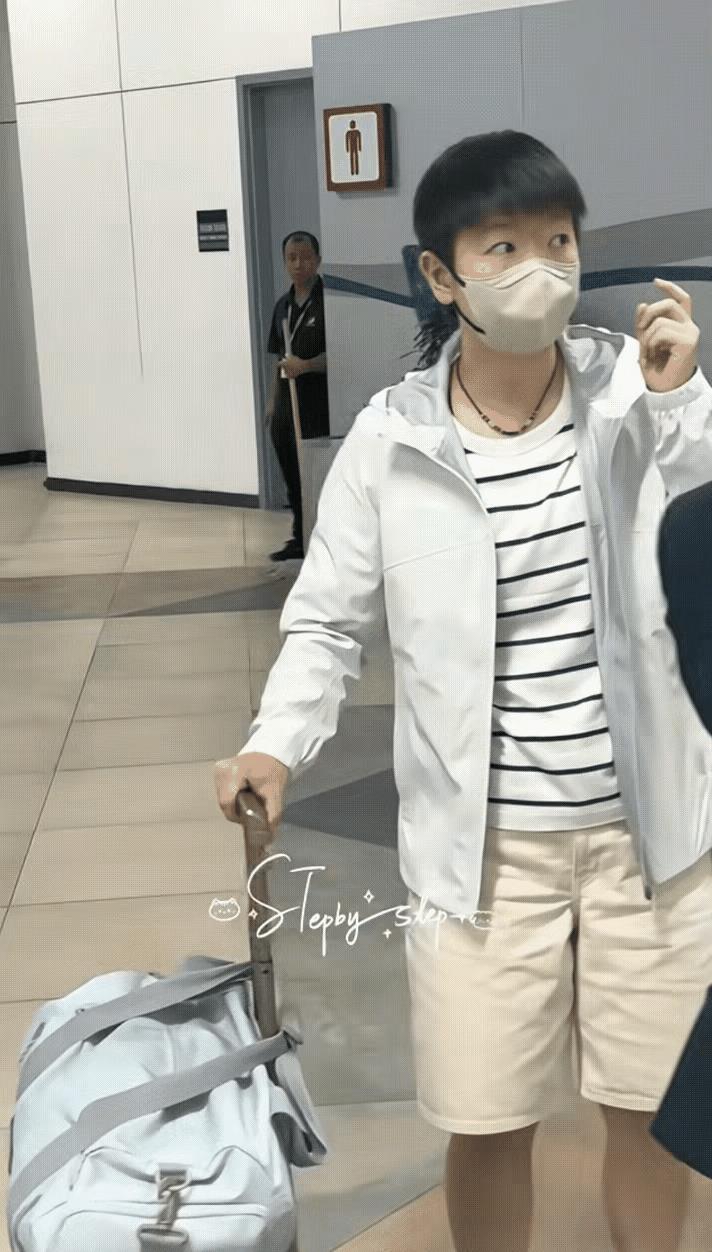 再次被莎莎的迷糊劲给吸引了，
上个厕所的功夫，
转头出来人找不到了，
此时莎莎左