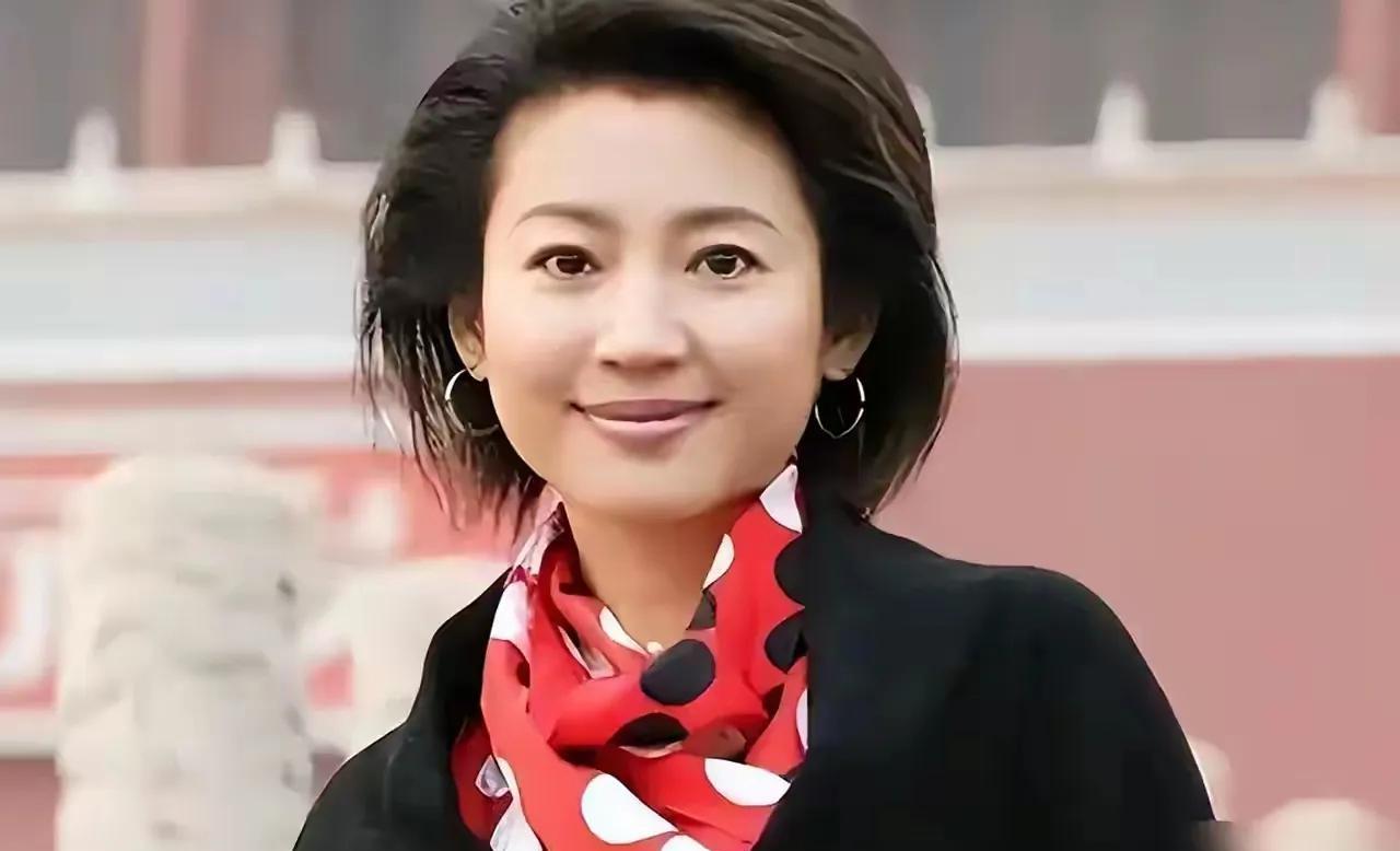 #央视名嘴一姐# 她比董卿还优秀，可惜因为身体原因，离开了中央，真是太遗憾了，你