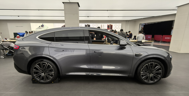 今天试驾了智界r7，确实很牛，也确实贵
今天试驾了本地第一台r7，确实很牛，语音