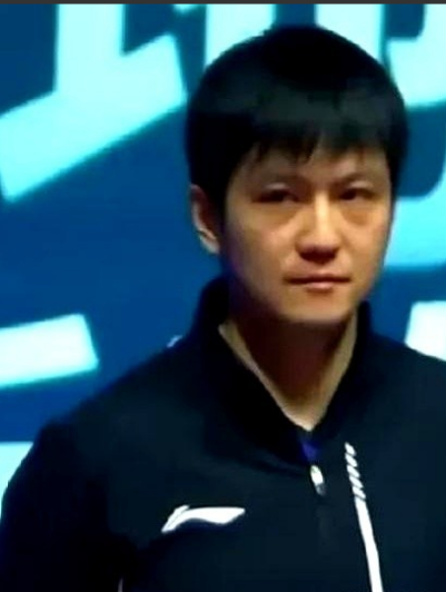 樊振东终于也品尝了一把孙颖莎的感觉！

上海地产队的粉丝惹恼了众怒，闪光灯在场上