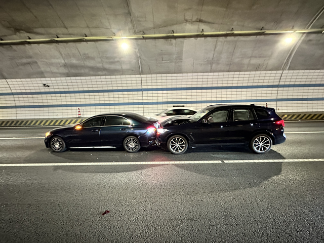 宝马和奔驰的相爱相杀-连环撞
X3撞奔驰（本人），奔驰撞朗逸。PS：我用实践证明