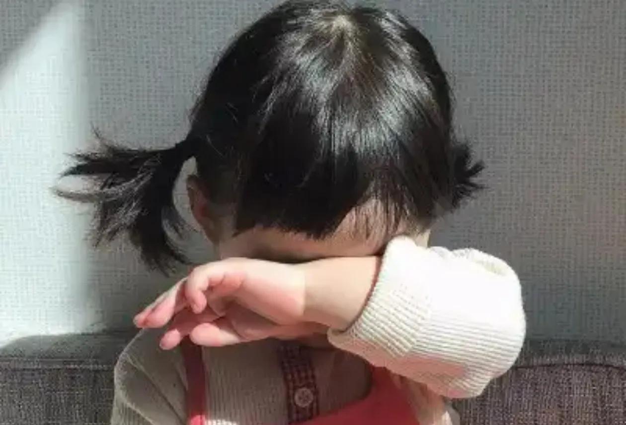 #上联：欢声笑语满桌醉 ，求下联#情歌软糯催泪眼。[捂脸][捂脸][捂脸]