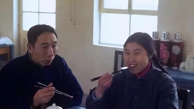 1989年，我师范毕业，遇见了邻村的小学老师，一年后我上门提亲