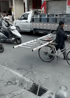 估计把这梯子卖了，都不够人家修车的钱吧？
我想但凡是个正常人，都不会用这样的方法