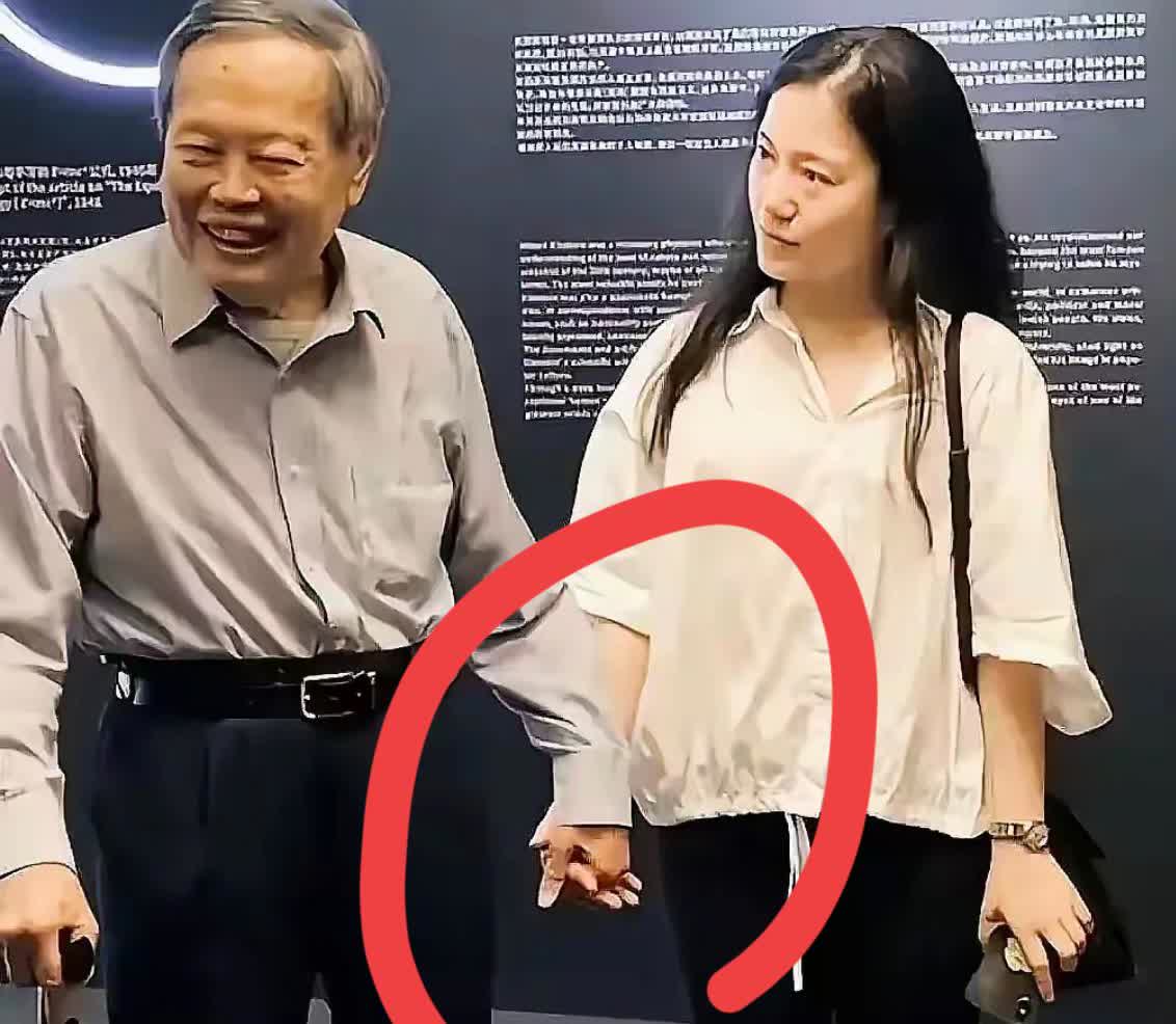 一觉醒来，

我终于明白，翁帆是真的爱杨振宁，走到哪里牵到哪里，生怕杨老摔了