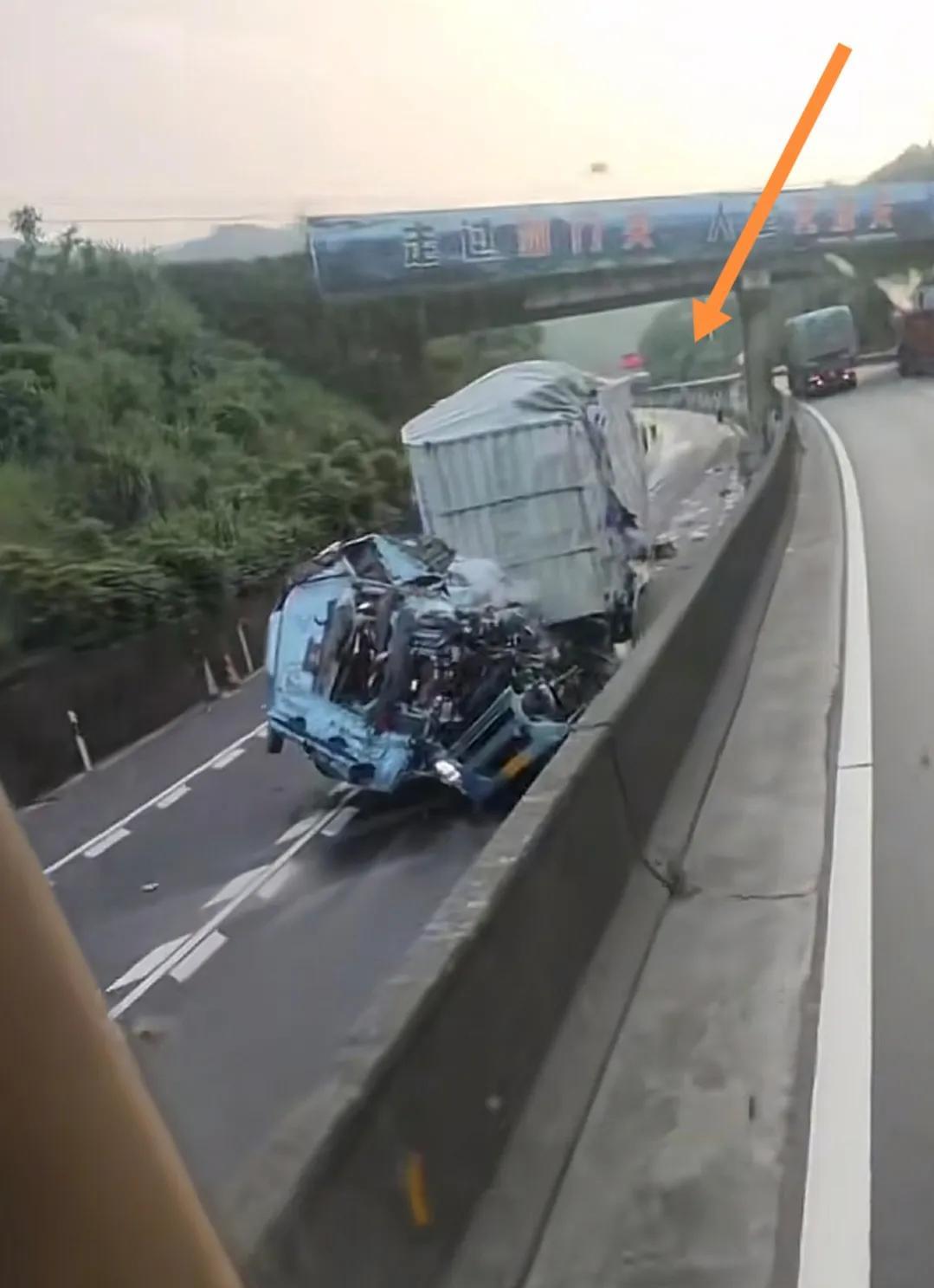 砀山大哥开新车，带16岁儿子出车，发生事故遇难，车祸画面流出:
1、这是一段下坡