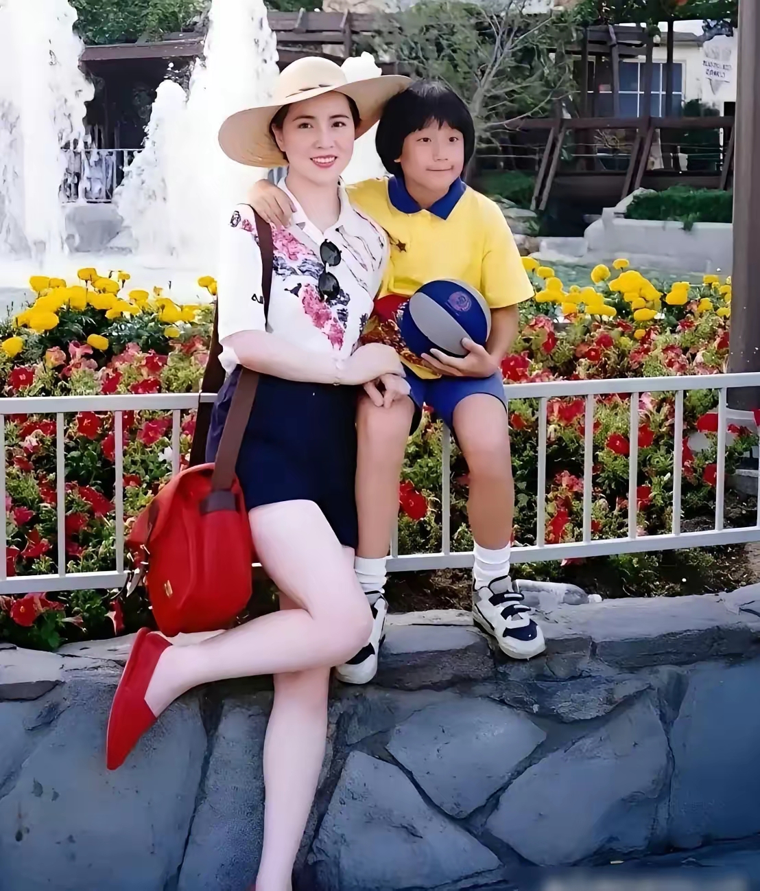 看到这张1992年在香港拍的老合影，真的感慨万千。那时房祖名才10岁，模样乖巧可