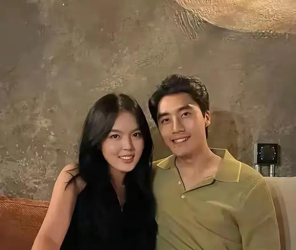 李咏的女儿法图麦恋爱了。
还行，没找外国人，更没有找黑人，小伙子很帅气，两个人从