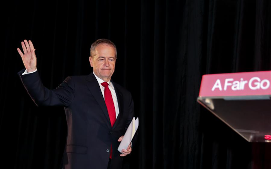 澳大利亚疯狂找死，今年来军舰和战机多次侵入中国领土，叫嚣着台湾独立，真以为中国不敢军事制裁他吗？