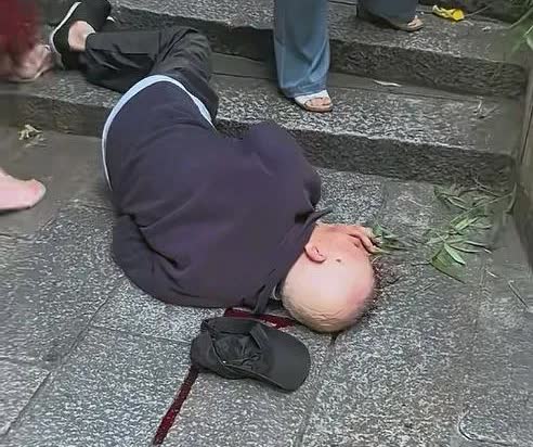 老人上台阶摔倒，流了好多血，有路人立刻拨打了120，希望老人吉人自有天相。
老