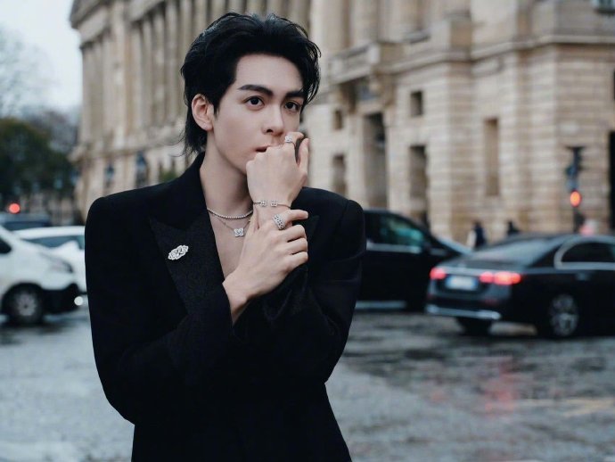 是谁被曾舜晞的深V黑西装戳中了？原来是我！这造型把松弛感和荷尔蒙调配得恰到好处，