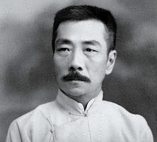 毛主席的秘书胡乔木曾经说：鲁迅没有受到组织的领导，是他的不足，不是他的光荣。
那