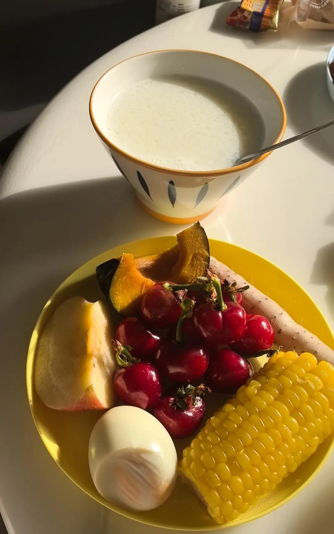 #记录我的一日三餐#
最近在减肥，我的一日三餐都在打卡中，每餐都会发给老师监督，