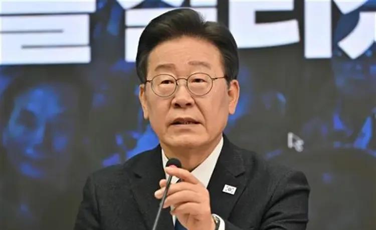 最后一天，韩国也妥协了！
据悉，特朗普表示，已经与韩国达成关税协定，美国将对韩国