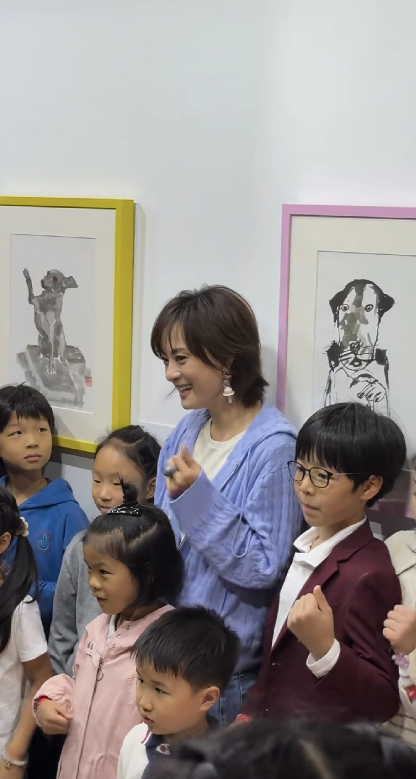 11月13日，孙俪从无锡片场赶回上海参加021艺博会，她怎么成这样了，越来越像蒋