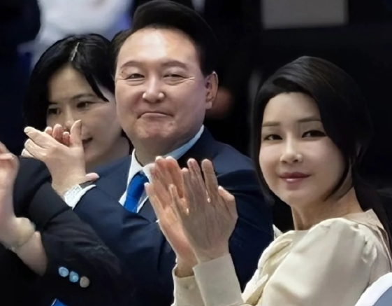 尹锡悦和金建希这对“患难夫妻”，实在是太抓马了——一个为爱痴狂丢了总统宝座，一个