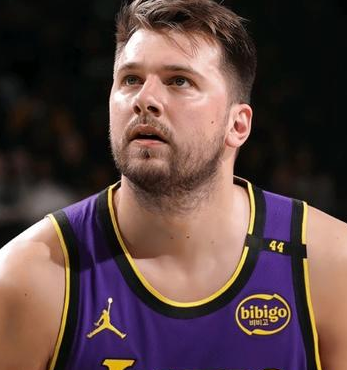 东契奇空砍45分，湖人惨败雄鹿，NBA常规赛，湖人客场挑战雄鹿，这场比赛詹姆斯继