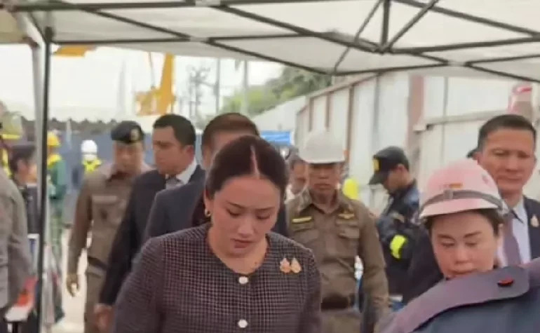 泰国总理视察灾区慰问民众











突发！泰国总理佩通坦，灾区！他来