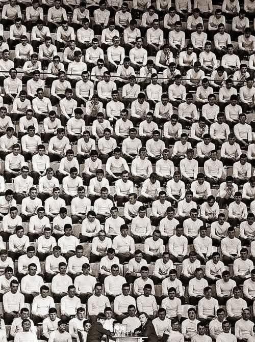 1978年4月24日，一场令人印象深刻的国际象棋示范赛，主角是世界国际象棋冠军阿