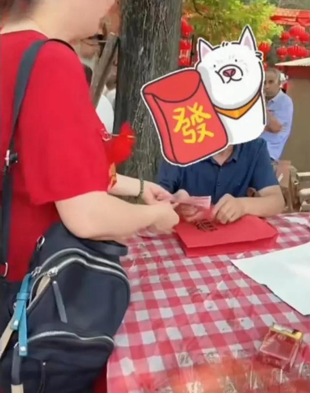 还真有细心的网友，把农嫂小丽还有倔媳妇给聪聪出结婚礼钱的画面拍下来了。



婚