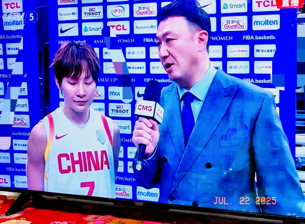 当我们的自媒体都在口诛笔伐造成女篮输球的原凶篮协和主教练，当女篮队员都在一把鼻涕