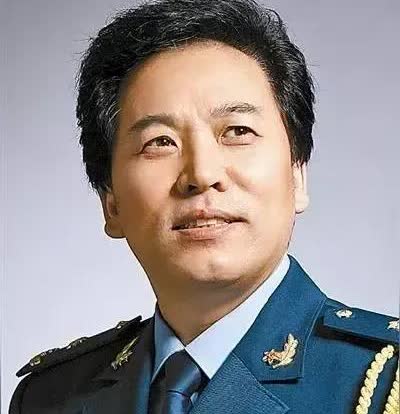 佟铁鑫这家子堪称重组家庭教科书，老爷子佟笑梦教出俩歌唱家儿子加表弟魏松这波操作属