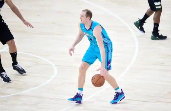 自从一个月前从老鹰队加盟火箭队之后，泽勒就一直没有跟球队会合。火箭队当时并不打算