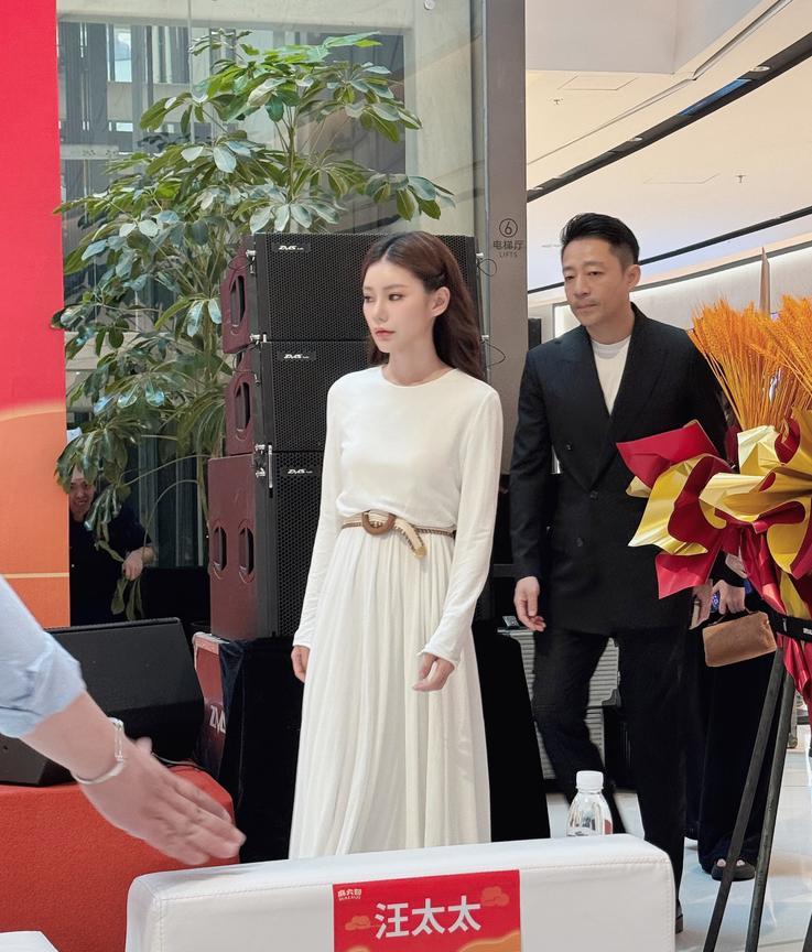 才结婚几天，汪小菲就带着新媳妇一起开工了，合肥银泰in77麻六记开业，两口子直接