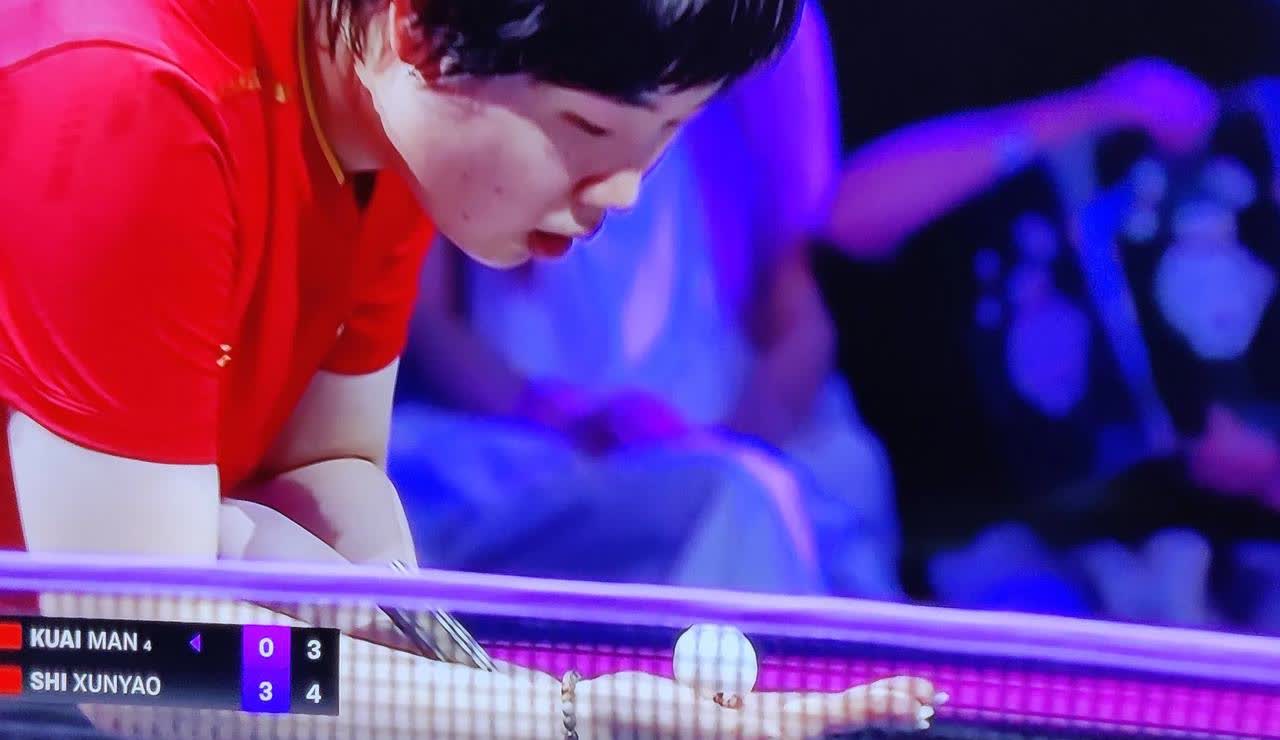 蒯曼3比1赢了金娜英，3比0赢了斯佐科斯，为什么0比4输给了队友石洵瑶呢？

