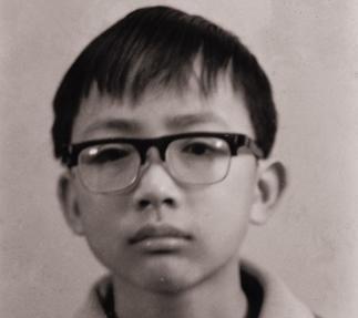 1988年，15岁赖宁因扑救山火牺牲，随后他的故事被收入教材。可是2012年又将