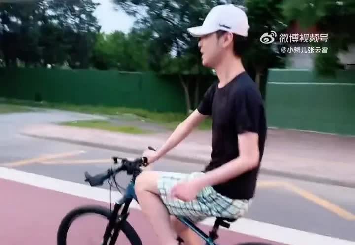 这孩子太任性了，最主要还是太朴素，一条裤衩子洗了穿，穿了洗好几年呢，没办法，小二