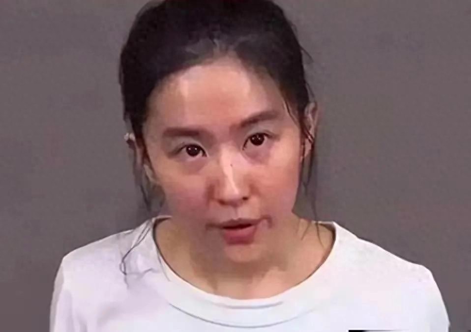 刘亦菲素颜露面，和普通路人没啥两样，网友：这才是最真实的她呀

