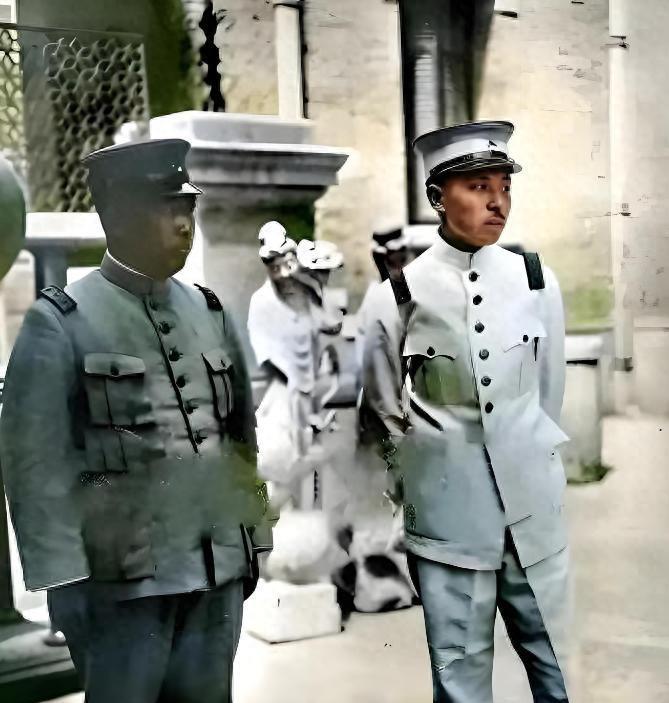 1928年，杨宇霆被枪决前跟张学良合影，从站姿来看，早已貌合神离
“1929年元