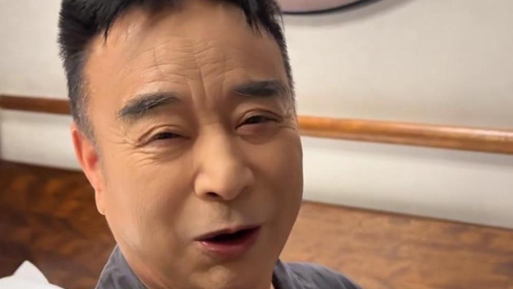 67岁岳跃利再婚后定居北京，小11岁妻子与33岁女儿相处如亲母女