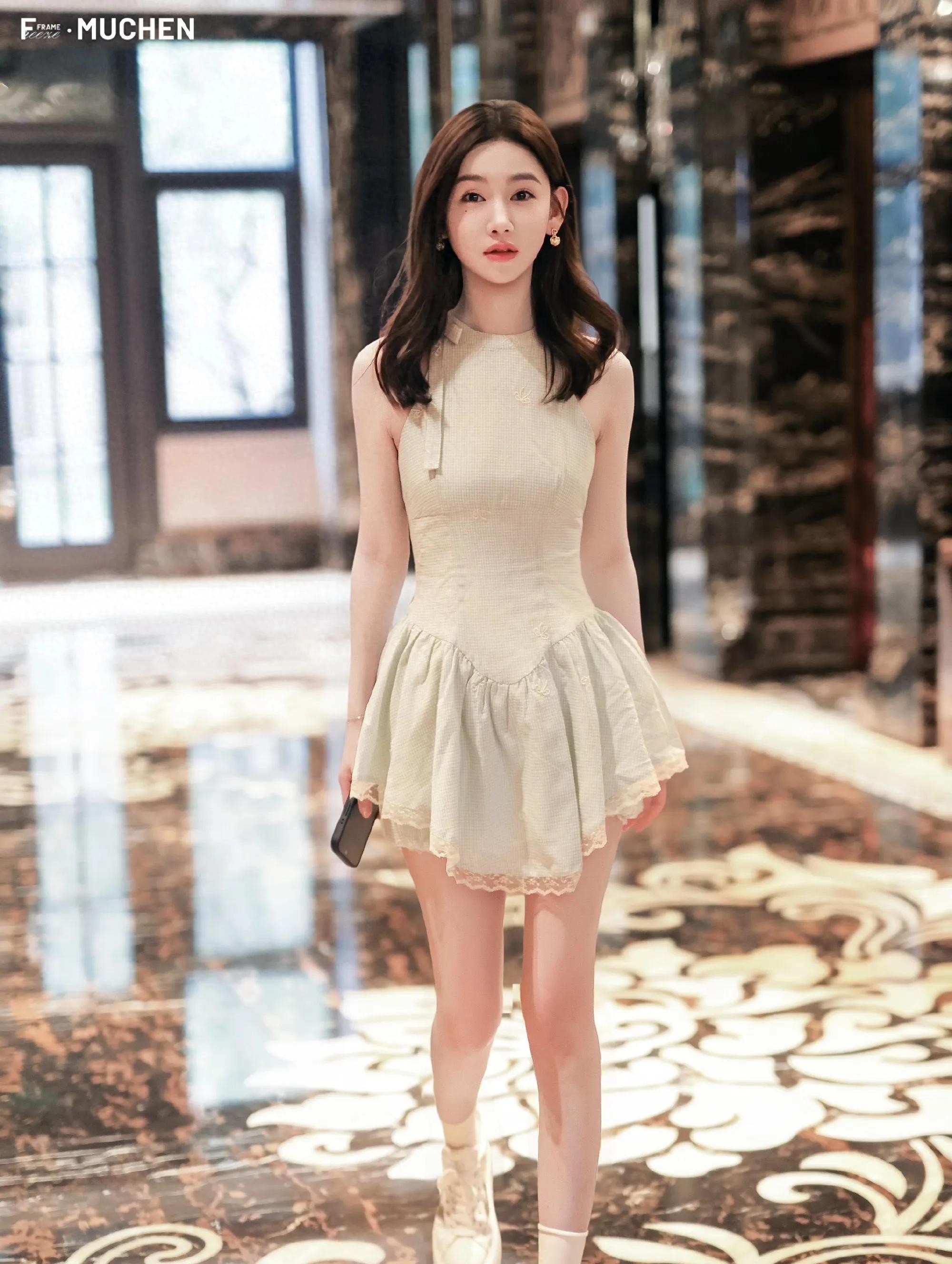 李沐宸蕾丝花边裙路透美照，小白袜美腿清纯动人