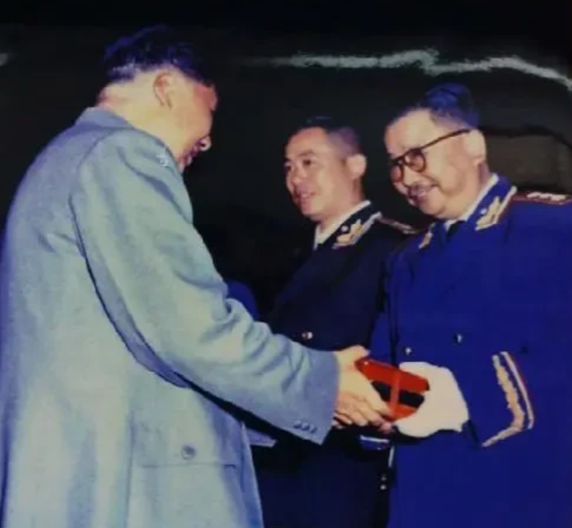 1937年，李克农外出散步，一个戴草帽的老农朝他扔了一个纸团，直到他弯腰捡起纸团