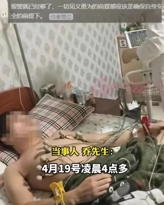 小伙在凌晨四点钟的高速上，差点撞上侧翻的货车，小伙靠边停好车后，让朋友打报警电话