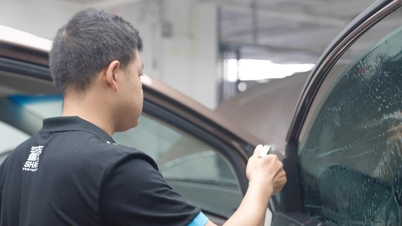 老牌稳，新锐狠！夏日车窗大作战，2025 贴膜避坑指南
