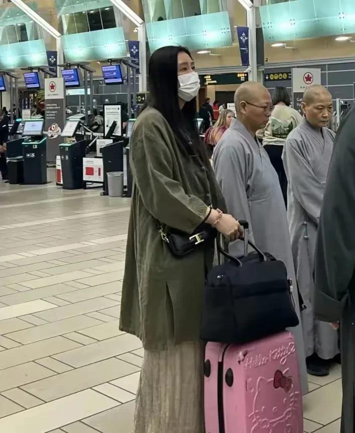 谁能想到曾经的“聂小倩”也会被岁月狠狠拿捏？有网友在机场偶遇王祖贤，当年仙气飘飘