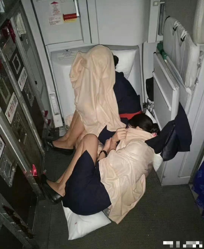 空姐这行业表面看光鲜亮丽的，其实都不容易呀      