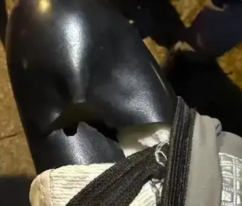 上海女子深夜加班完，准备骑共享单车回家。结果刚坐上去就感到有异物。下意识一摸却吓