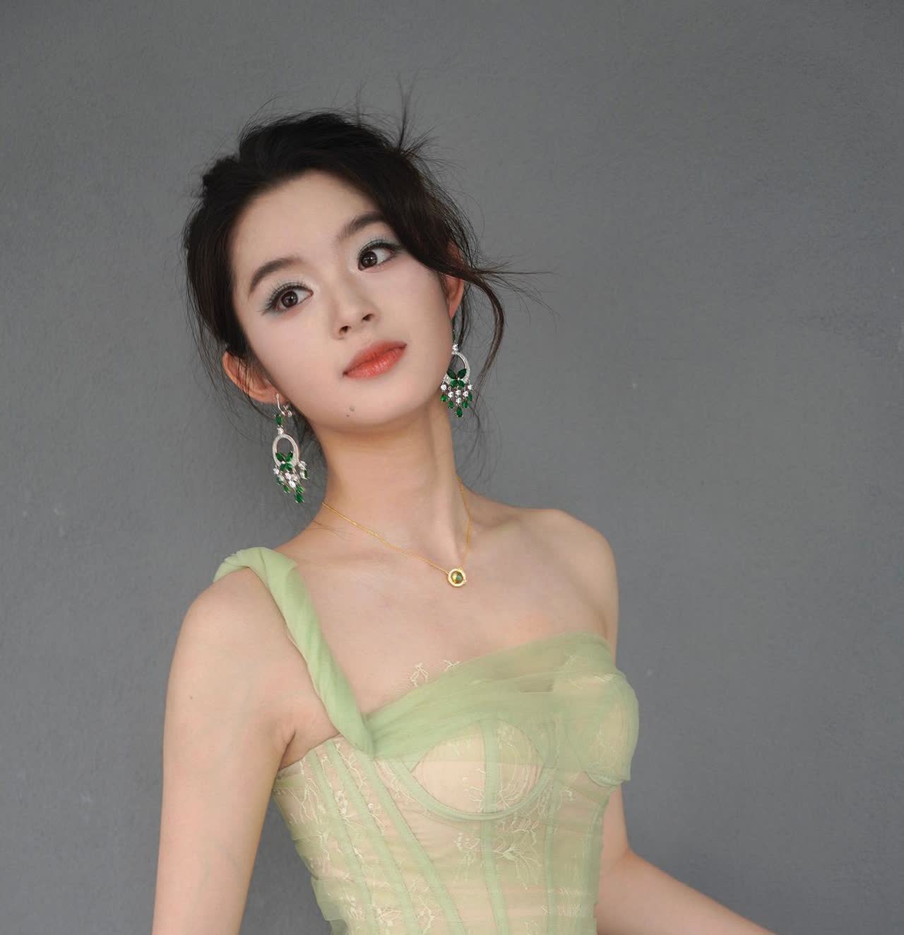 黄杨钿甜父亲的调查结果出来了。
一：杨某在职期间未经手灾后重建项目招投标，未涉