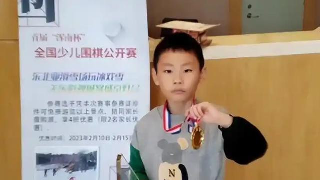 9岁围棋少年坠亡后续：孩子已火化，爷爷承认家暴，父亲讨要公道