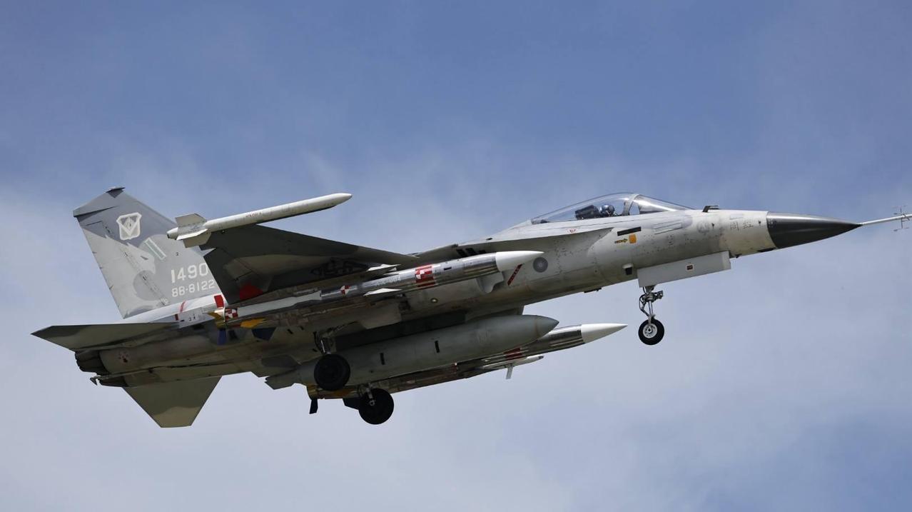 以小博大的航母“杀手”？19日，“经国号”战机挂载两枚空射型“雄三”超音速反舰导