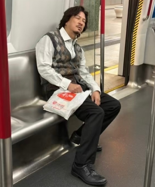 港星真的很接地气，张家辉坐地铁去金像奖颁奖典礼被网友偶遇，还在车上睡着了，后来自