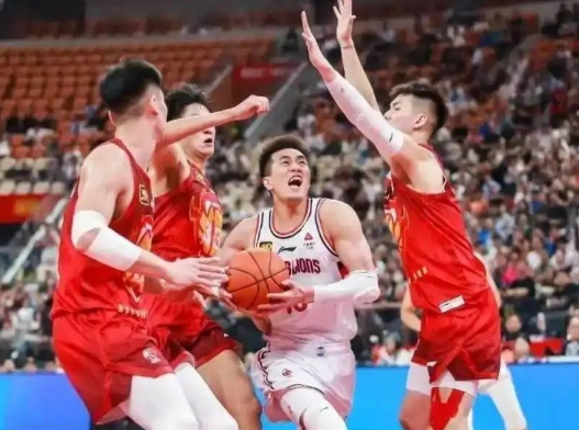 匪夷所思！广州龙狮前往美国参加NBA季前赛，但是郭艾伦并没有随队征战，而是出现在