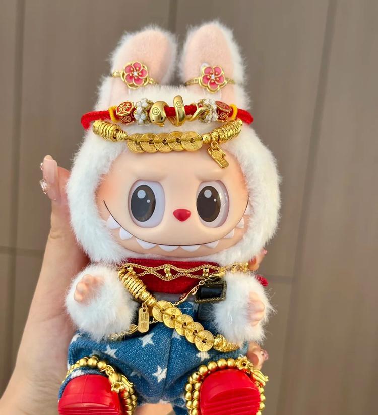 闺女说，你都不舍得给我戴，竟然给它戴……
我说，你年纪小，长大了都是你的，他只是