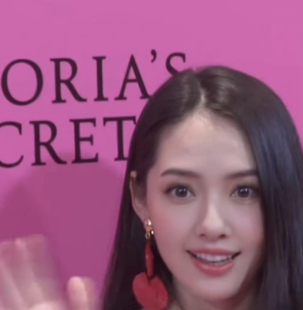 郭碧婷这组照片真的好像多汁的水蜜桃，甜美又诱人！
莫名觉得她这3张混血感爆棚，有